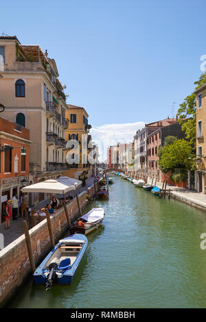 Venedig, Italien - 14 AUGUST 2017: Kanal mit italienischen Restaurant und Bürgersteig Tische mit Menschen in Venedig in einem sonnigen Sommertag Stockfoto