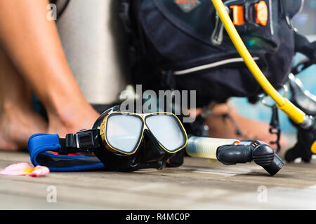 Divemaster und Studenten an der Diver Kurs im Urlaub das Tragen von Neoprenanzug oder Tauchen im Vordergrund ist ein Sauerstoff Tank Stockfoto