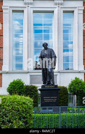 Michael Faraday Statue außerhalb der Institution von Technik und Technologie, Savoyen, Embankment, London, UK Stockfoto