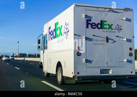 November 25, 2018 San Jose/CA/USA - FedEx Ground Lkw fahren auf der Autobahn in South San Francisco Bay Area. Stockfoto