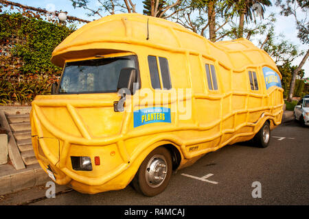 Die Pflanzer Peanutmobile, eine skalierte-up truck Größe Faksimile einer Erdnuß, fließt über die uns die Werbung für die Produkte der Pflanzer. Hier ist es in Laguna Beach, CA geparkt. Stockfoto
