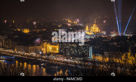 Silvester-Feier. Feuerwerk über Budapest, Ungarn. Stockfoto