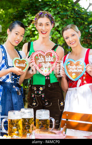 Frauen in traditionellen bayerischen Kleidung im Biergarten Stockfoto