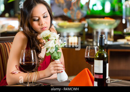 Chinesischen Frau im Restaurant für Datum warten Stockfoto