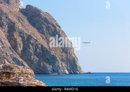 Blick auf den Strand von Perissa Santorini - Kykladen Insel - Ägäis - Griechenland Stockfoto