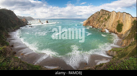 Idyllischen Küste Panorama Landschaft in Mallorca Meer, Playa del Silencio, (Silence Beach) Asturien, Spanien. Stockfoto