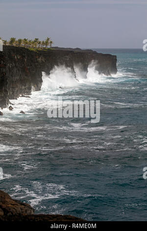 Hawaii Volcanoes National Park, Hawaii - Wellen gegen die Klippen entlang der Pazifikküste am Ende der Kette von Kratern Straße. Stockfoto
