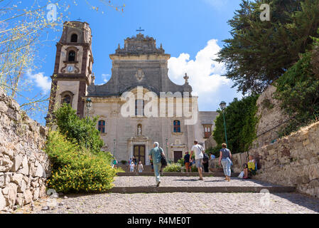 Lipari, Äolische Inseln, Italien - 9. September 2016: Touristen steigen Sie die Treppen an der Kathedrale von San Bartolomeo in Lipari. Stockfoto