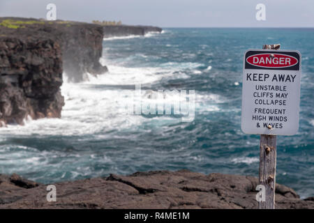 Hawaii Volcanoes National Park, Hawaii - ein Schild warnt Besucher weg von den Klippen über dem Pazifischen Ozean am Ende der Kette von Kratern Straße. Stockfoto