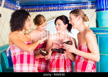Frauen im Hammam Dunstbad mit Wellness-peeling Stockfoto