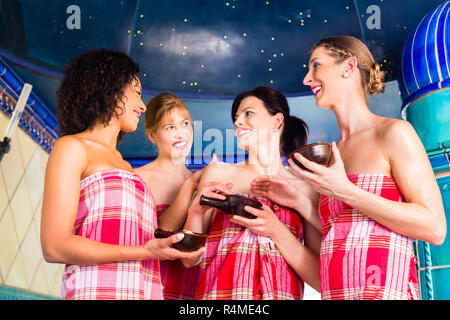 Frauen im Hammam Dunstbad mit Wellness-peeling Stockfoto