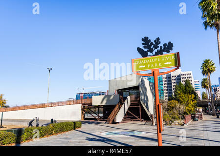 Schild an der Einfahrt nach Guadalupe River Park in der Nähe der Innenstadt von San Jose, San Francisco Bay Area, Kalifornien Stockfoto