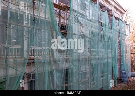 Baustelle Restaurierungsarbeiten an der Sanierung der alten Fassade des Gebäudes der sowjetischen Zeiten. Stockfoto