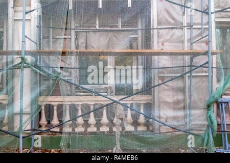 Baustelle Restaurierungsarbeiten an der Sanierung der alten Fassade des Gebäudes der sowjetischen Zeiten. Stockfoto
