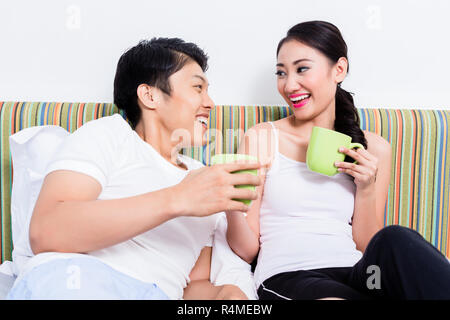 Asiatische paar Frühstück im Schlafzimmer Stockfoto