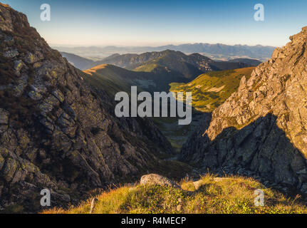 Berglandschaft im Licht der Sonne Blick vom Mount Dumbier in der Niederen Tatra, Slowakei. West Tatra Hintergrund. Stockfoto