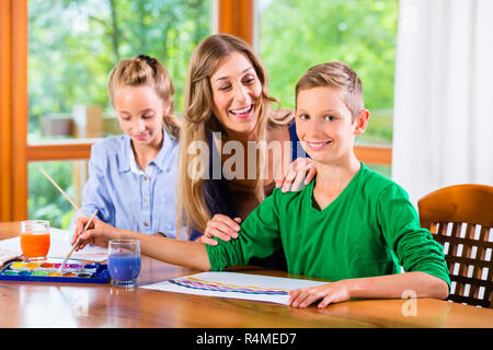 Mutter mit Kindern malen Stockfoto