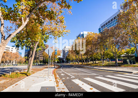 Strasse gesäumt mit Platanen in der Nähe der Innenstadt von San Jose und Gebäude auf beiden Seiten sichtbar, Silicon Valley, South San Francisco Bay Area. Stockfoto