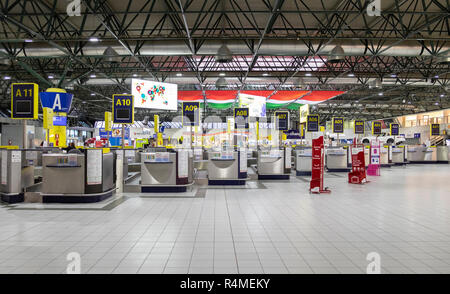 Turin Flughafen Check-in-Schalter, Turin, Italien Stockfoto