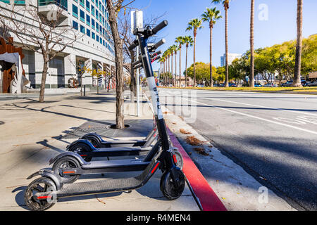 November 25, 2018 San Jose/CA/USA - Vogel Elektroroller aufgereiht auf einem Bürgersteig in der Innenstadt von San Jose, South San Francisco Bay Area. Stockfoto