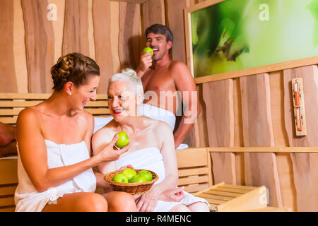 Ältere damen nackt in der sauna