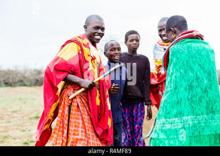 Massai Familie feiern und tanzen Stockfoto