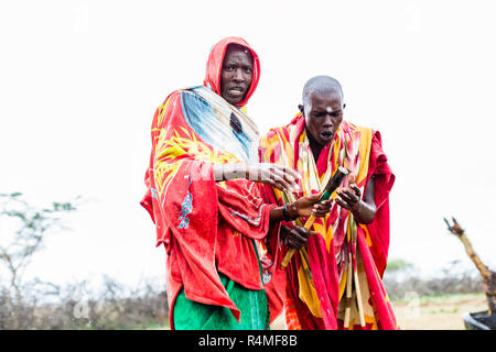 Zwei Massai Männer zusammen gehen Stockfoto