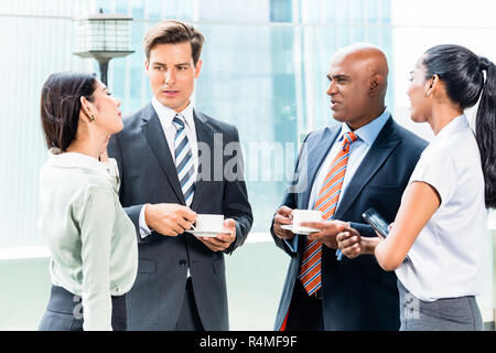 Vielfalt Business Team mit Kaffee im Büro Stockfoto