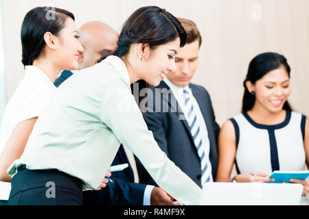 Business Team treffen der Asiatischen und kaukasische Führungskräfte Stockfoto