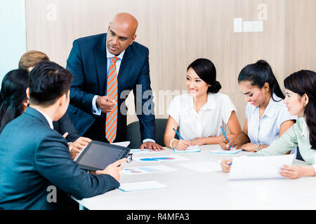 Vielfalt team Entwicklung Sitzung mit Diagrammen Stockfoto