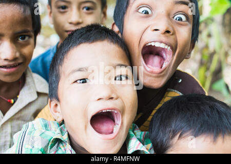 Kathmandu, Nepal - April 2015: Porträt von Nepali Jungs in die Kamera im Chitwan National Park. Stockfoto