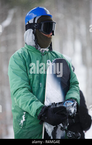BUKOVEL, UKRAINE-20. März, 2018: Snowboard Contest in Winter Park. Junge Athleten im Snowboarden konkurrieren. Cool extreme Sport Wettbewerb für die Jugend Stockfoto