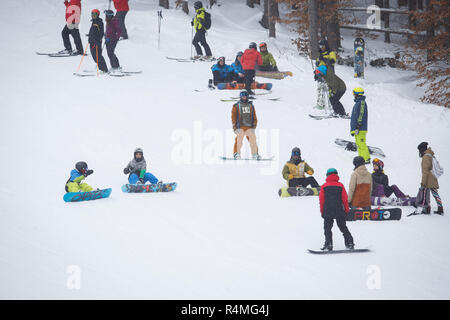 BUKOVEL, UKRAINE-20. März, 2018: Snowboard Contest in Winter Park. Junge Athleten im Snowboarden konkurrieren. Cool extreme Sport Wettbewerb für die Jugend Stockfoto
