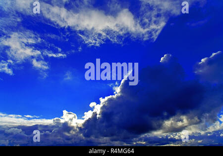 Regen gefüllt Cumulus Nimbus Wolken und blauer Himmel Stockfoto