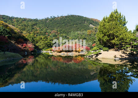 Traditionelle japanische Ritsurin Garten im Herbst Stockfoto