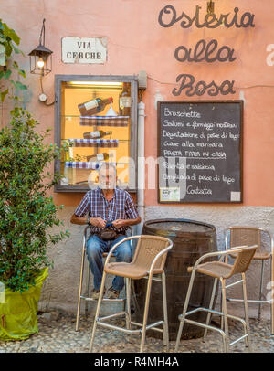 Alte Taverne in der kleinen mittelalterlichen Dorf von Malcesine. Es ist einer der charakteristischsten Orte des Gardasees in der Provinz von Verona, Italien. Stockfoto