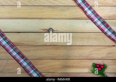 Holzstäbchen Hintergrund mit roten und grünen Band wie ein Geschenk mit Balsam fir Ast und roten Beeren mit Kopie Raum Stockfoto