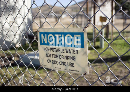 Warnschild über nicht-Trinkwasser in einer alpinen, Texas, City Park. Stockfoto