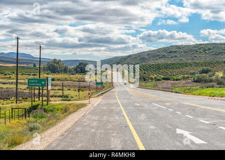 CITRUSDAL, SÜDAFRIKA, 22. AUGUST 2018: ein Bauernhof Szene, mit Zitrusplantagen, nächste Straße N7 zwischen Citrusdal und Clanwilliam im Western Cape Pr Stockfoto