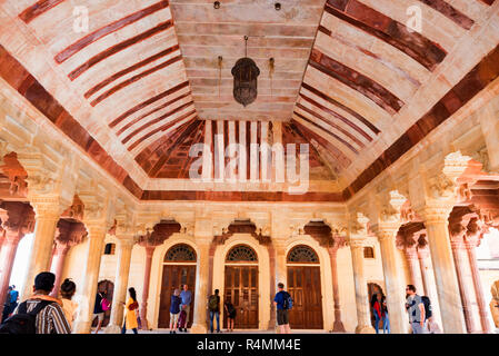 JAIPUR, INDIEN - NOVEMBER 5, 2017: Touristen im Inneren Fort Amber in Indien. Stockfoto