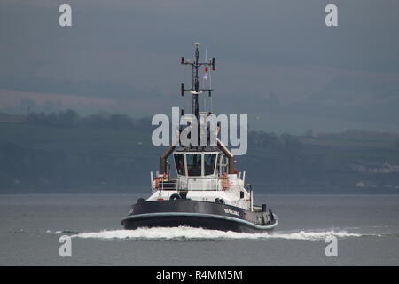 SD Zuverlässig, ein Damen ATD 2909 tugboat durch Serco Marine Services Betrieben auf den Firth of Clyde, vorbei an Greenock während der Übung gemeinsame Krieger 18-1. Stockfoto