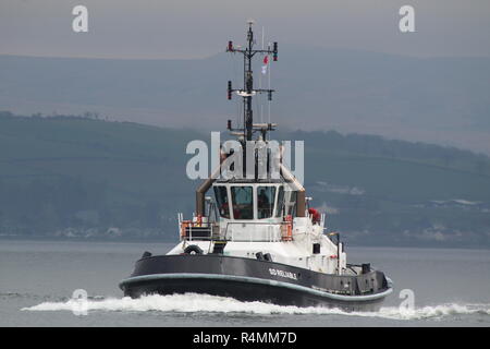 SD Zuverlässig, ein Damen ATD 2909 tugboat durch Serco Marine Services Betrieben auf den Firth of Clyde, vorbei an Greenock während der Übung gemeinsame Krieger 18-1. Stockfoto