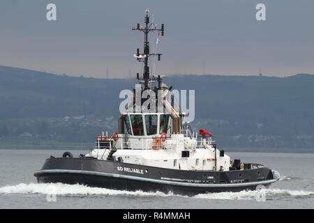 SD Zuverlässig, ein Damen ATD 2909 tugboat durch Serco Marine Services Betrieben auf den Firth of Clyde, vorbei an Greenock während der Übung gemeinsame Krieger 18-1. Stockfoto