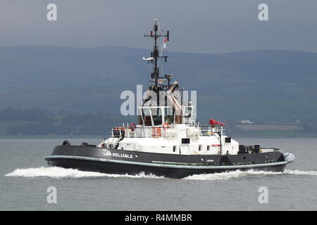 SD Zuverlässig, ein Damen ATD 2909 tugboat durch Serco Marine Services Betrieben auf den Firth of Clyde, vorbei an Greenock während der Übung gemeinsame Krieger 18-1. Stockfoto