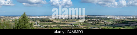 Malta erweitertes Panorama - Blick auf die Stadt Pembroke, Sliema, Qormi, Gzira und Valletta Stockfoto