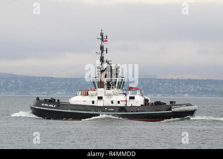 SD Zuverlässig, ein Damen ATD 2909 tugboat durch Serco Marine Services Betrieben auf den Firth of Clyde, vorbei an Greenock während der Übung gemeinsame Krieger 18-1. Stockfoto