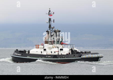 SD Zuverlässig, ein Damen ATD 2909 tugboat durch Serco Marine Services Betrieben auf den Firth of Clyde, vorbei an Greenock während der Übung gemeinsame Krieger 18-1. Stockfoto