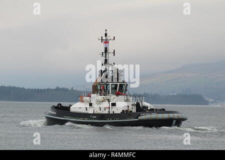 SD Zuverlässig, ein Damen ATD 2909 tugboat durch Serco Marine Services Betrieben auf den Firth of Clyde, vorbei an Greenock während der Übung gemeinsame Krieger 18-1. Stockfoto