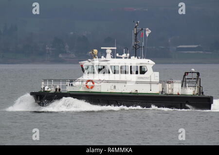 SD Clyde Geist, ein Damen Stan Ausschreibung Pilot 1905 Cutter durch Serco Marine Services betrieben, vorbei an Greenock während der Übung gemeinsame Krieger 18-1. Stockfoto