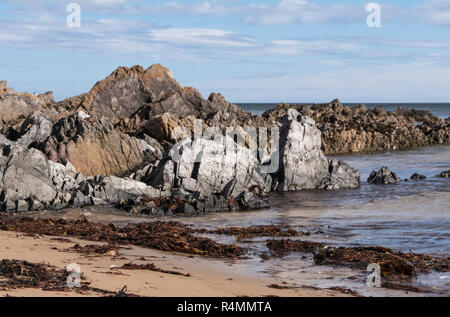 Bogen Geige Rock ist ein natürlicher See arch in der Nähe von portknockie Auf der nord-östlichen Küste von Schottland. Stockfoto